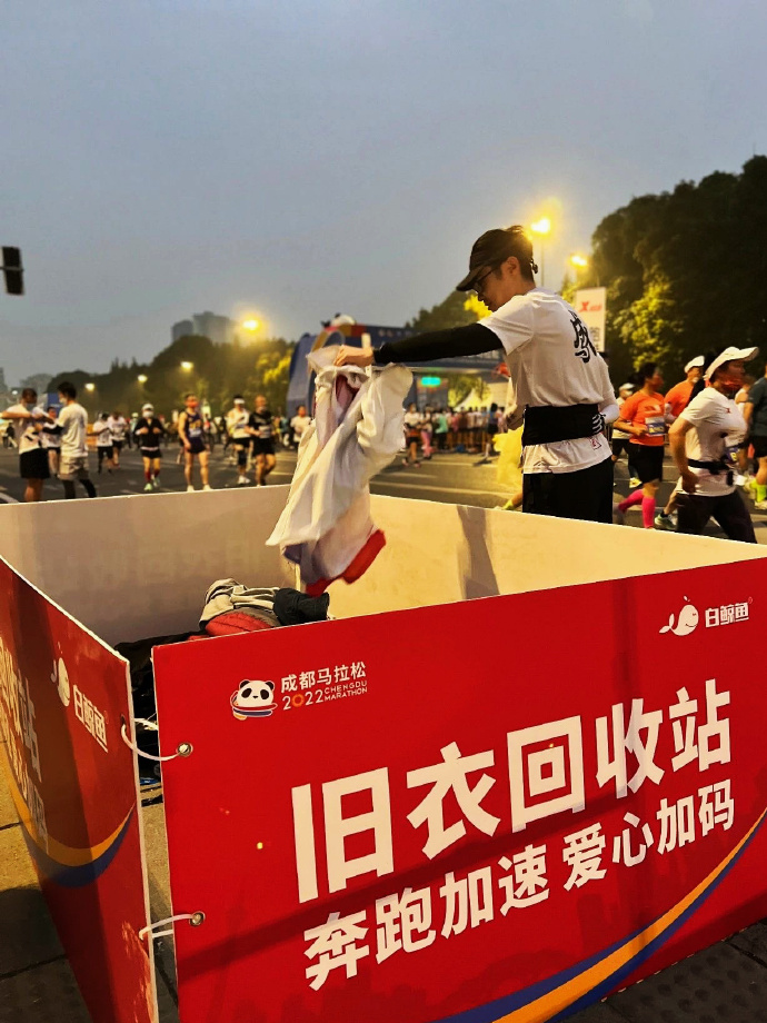 平博体育-足球明星受邀参加慈善赛事，义无反顾展现公益之心