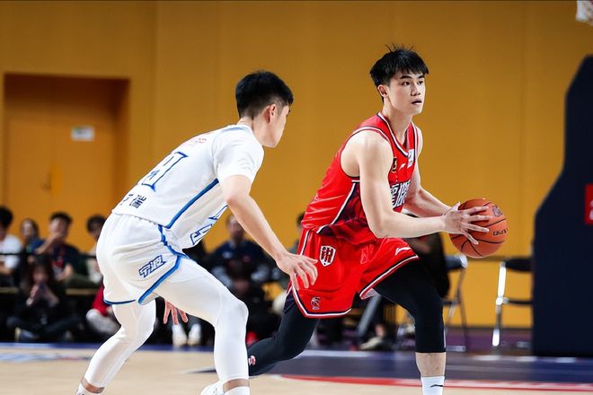 平博体育-北京男篮在客场比赛中力克上海队，取得胜利