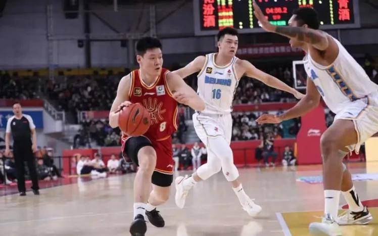 平博体育-中国男篮主力中锋周琦加盟北控男篮，引发球迷热议